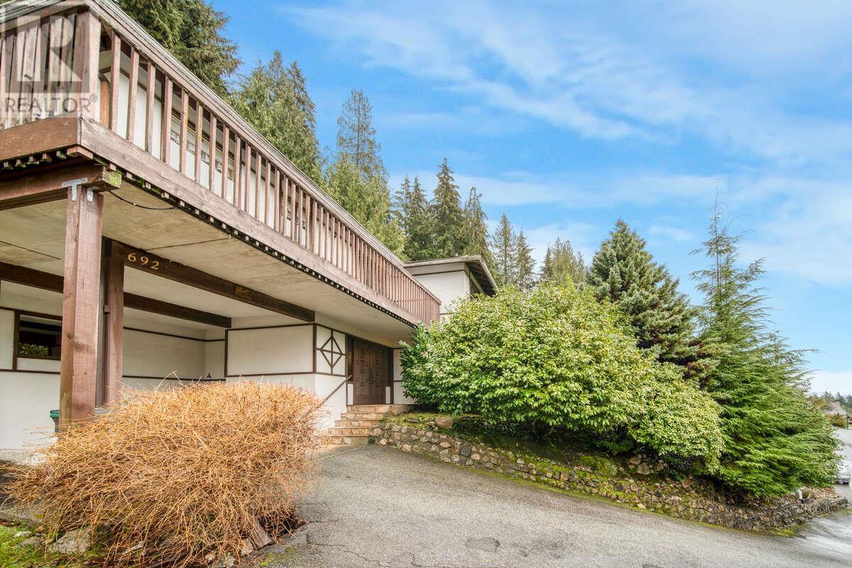 692 Alpine Court, North Vancouver, British Columbia  V7R 2L8 - Photo 27 - R2972071