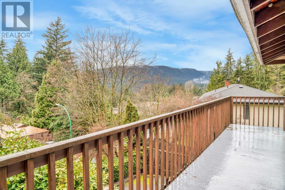 692 Alpine Court, North Vancouver, British Columbia  V7R 2L8 - Photo 8 - R2972071