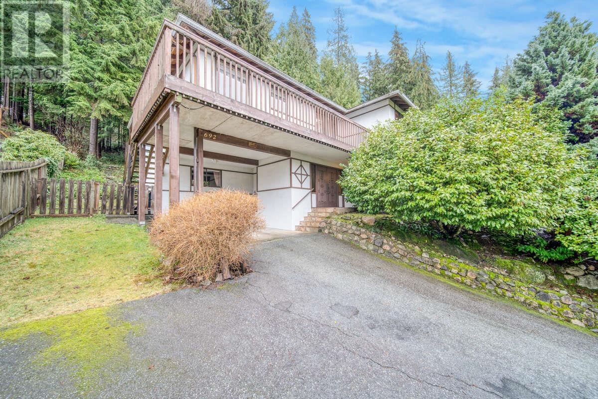 692 Alpine Court, North Vancouver, British Columbia  V7R 2L8 - Photo 24 - R2972071