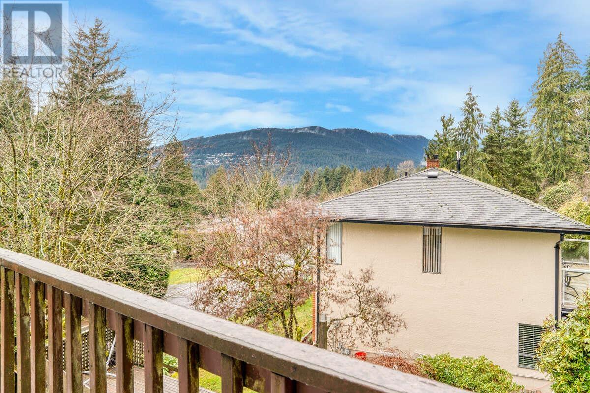 692 Alpine Court, North Vancouver, British Columbia  V7R 2L8 - Photo 9 - R2972071