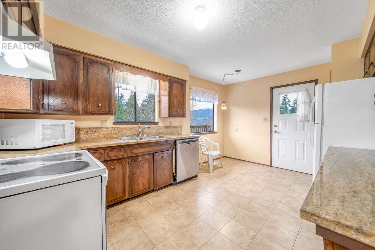 692 Alpine Court, North Vancouver, British Columbia  V7R 2L8 - Photo 11 - R2972071