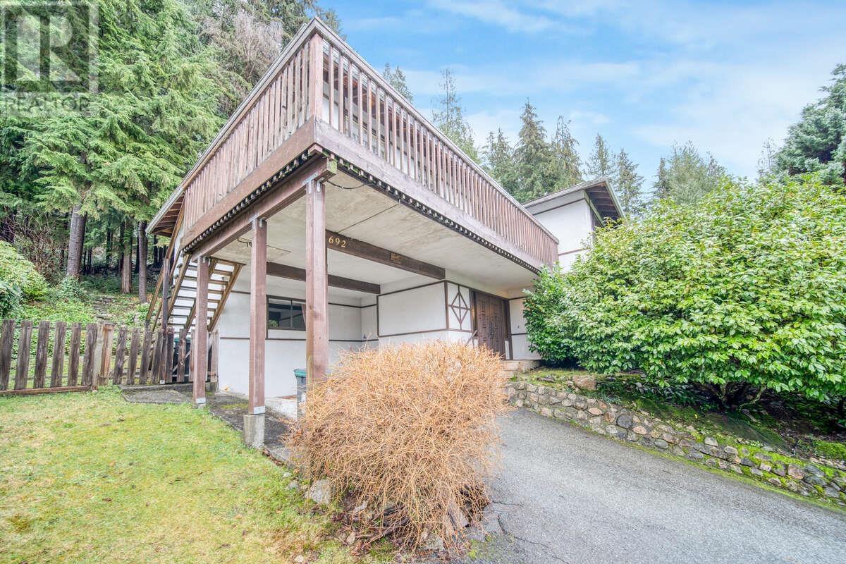 692 Alpine Court, North Vancouver, British Columbia  V7R 2L8 - Photo 25 - R2972071