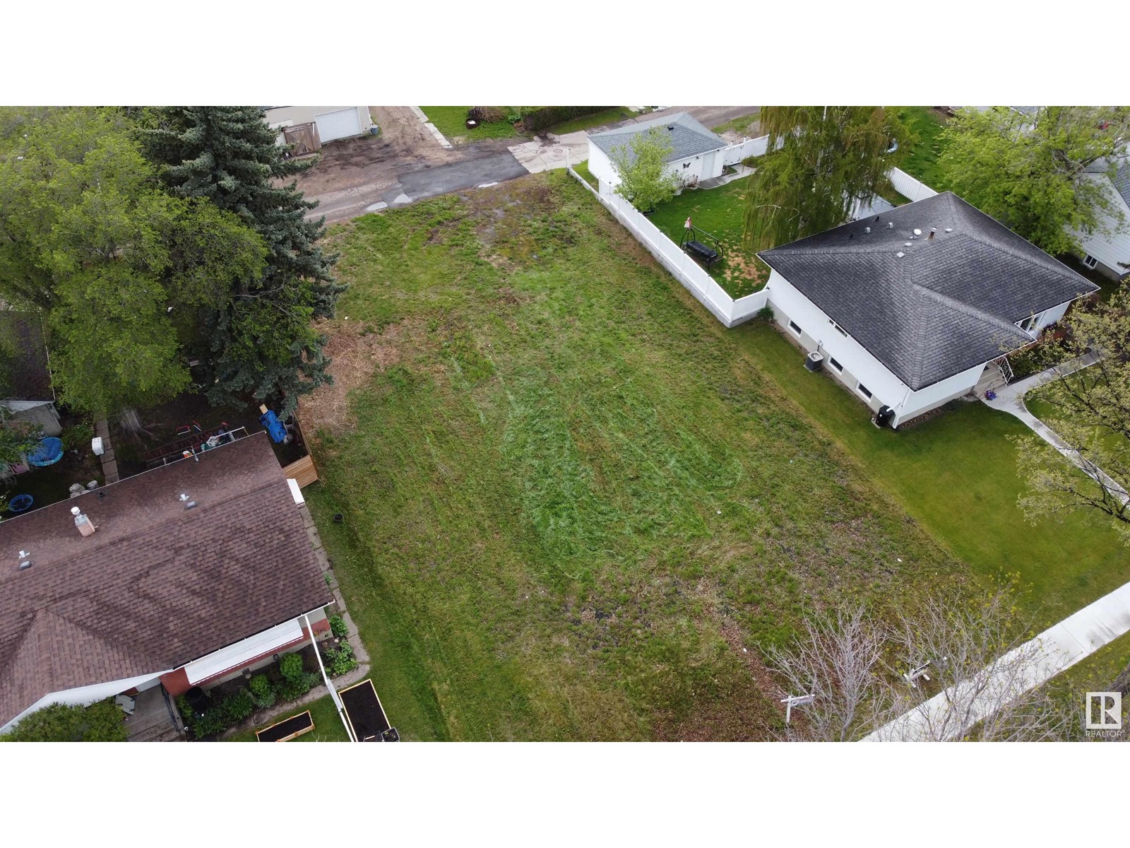 Property at 12331 77 ST NW image 1