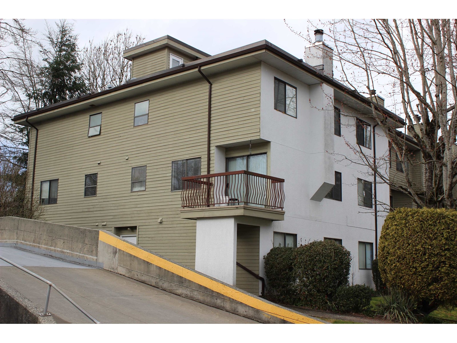 208 7165 133 Street, Surrey, British Columbia  V3W 7Z6 - Photo 2 - R2974398