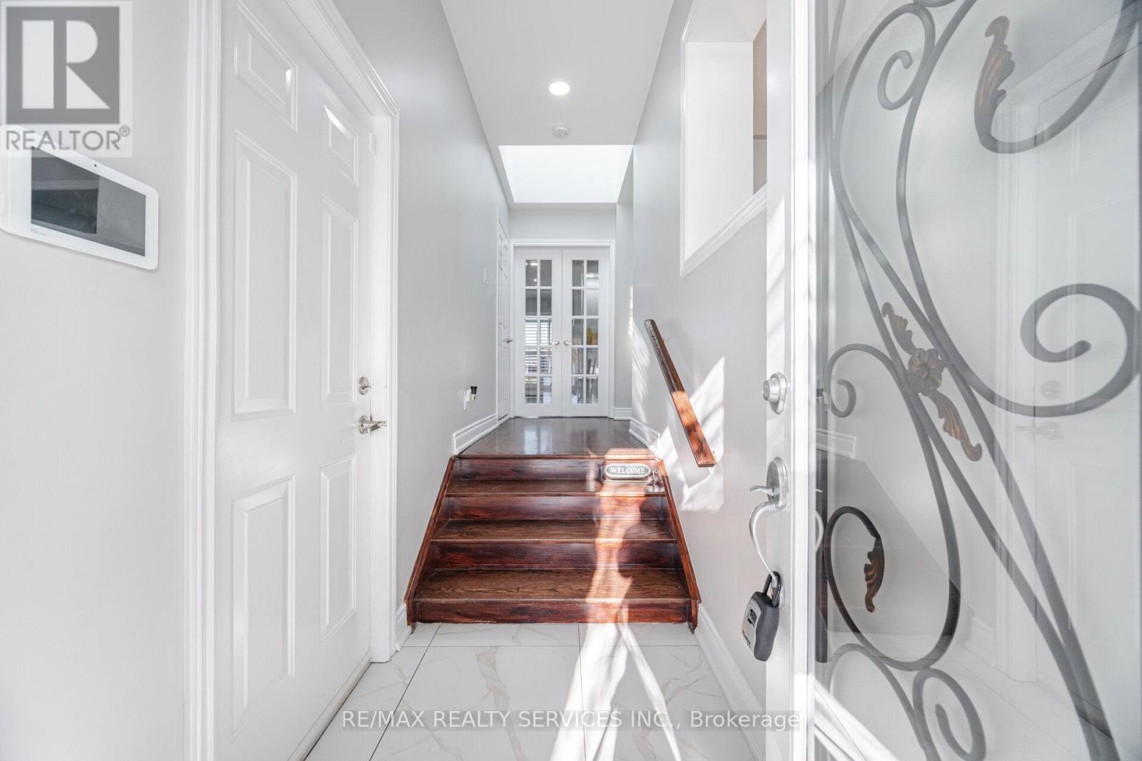 58 Farmington Drive, Brampton, Ontario  L6W 2V2 - Photo 5 - W12014704