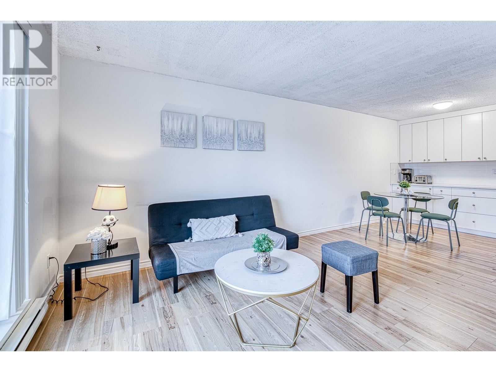 Listing Picture 3 of 13 : 110 8391 BENNETT ROAD, Richmond / 烈治文 - 魯藝地產 Yvonne Lu Group - MLS Medallion Club Member