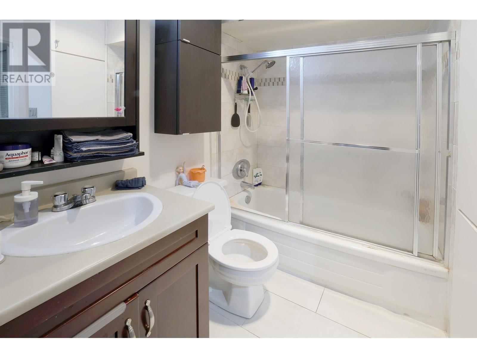 Listing Picture 14 of 20 : 301 9584 MANCHESTER DRIVE, Burnaby / 本拿比 - 魯藝地產 Yvonne Lu Group - MLS Medallion Club Member