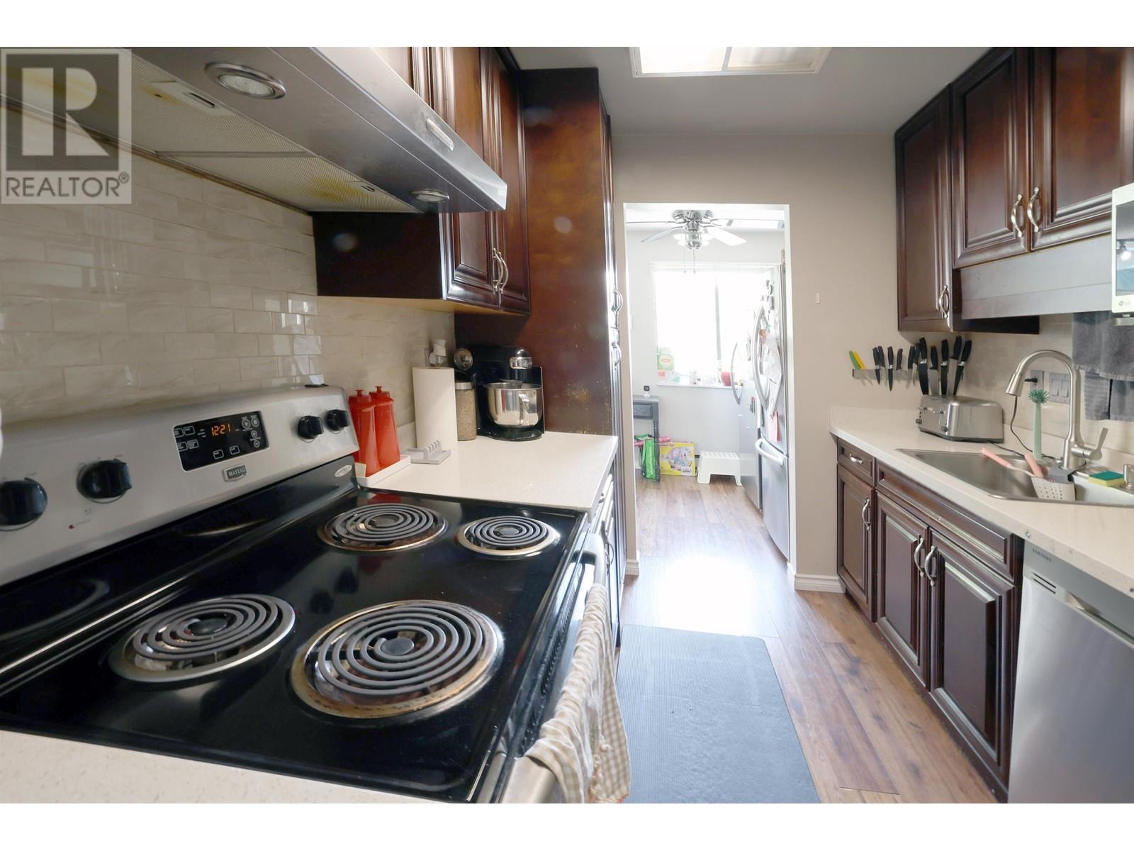 Listing Picture 13 of 20 : 301 9584 MANCHESTER DRIVE, Burnaby / 本拿比 - 魯藝地產 Yvonne Lu Group - MLS Medallion Club Member