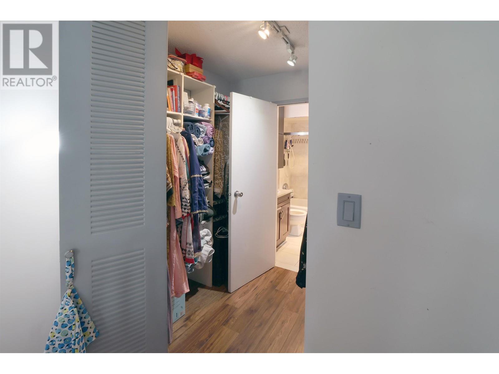 Listing Picture 12 of 20 : 301 9584 MANCHESTER DRIVE, Burnaby / 本拿比 - 魯藝地產 Yvonne Lu Group - MLS Medallion Club Member