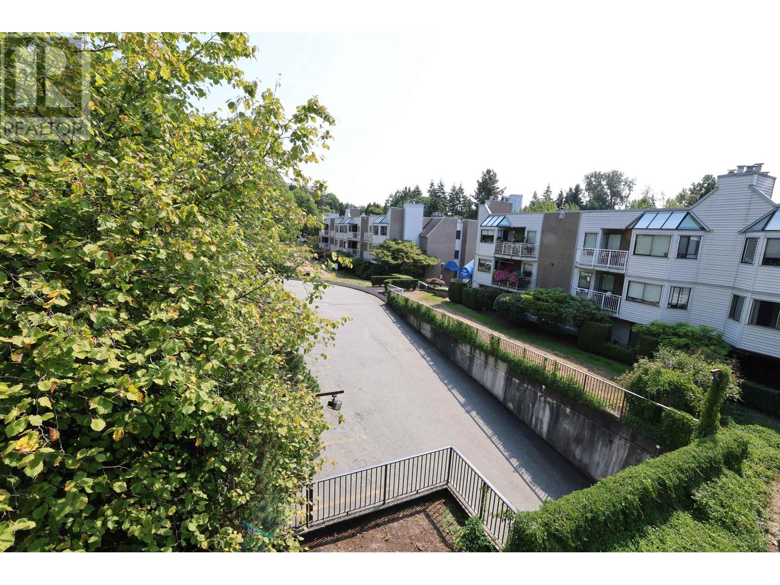 Listing Picture 5 of 20 : 301 9584 MANCHESTER DRIVE, Burnaby / 本拿比 - 魯藝地產 Yvonne Lu Group - MLS Medallion Club Member