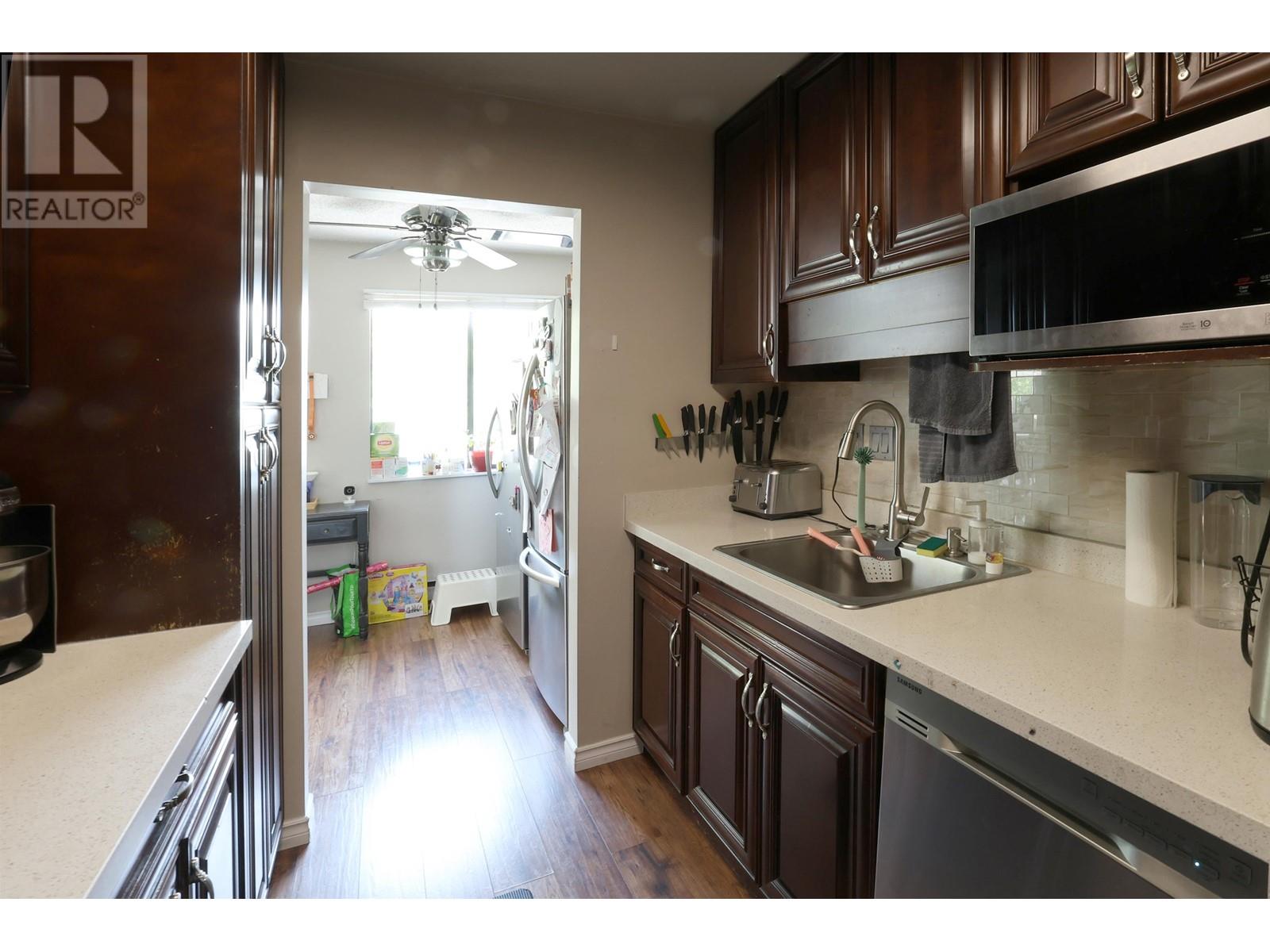 Listing Picture 7 of 20 : 301 9584 MANCHESTER DRIVE, Burnaby / 本拿比 - 魯藝地產 Yvonne Lu Group - MLS Medallion Club Member