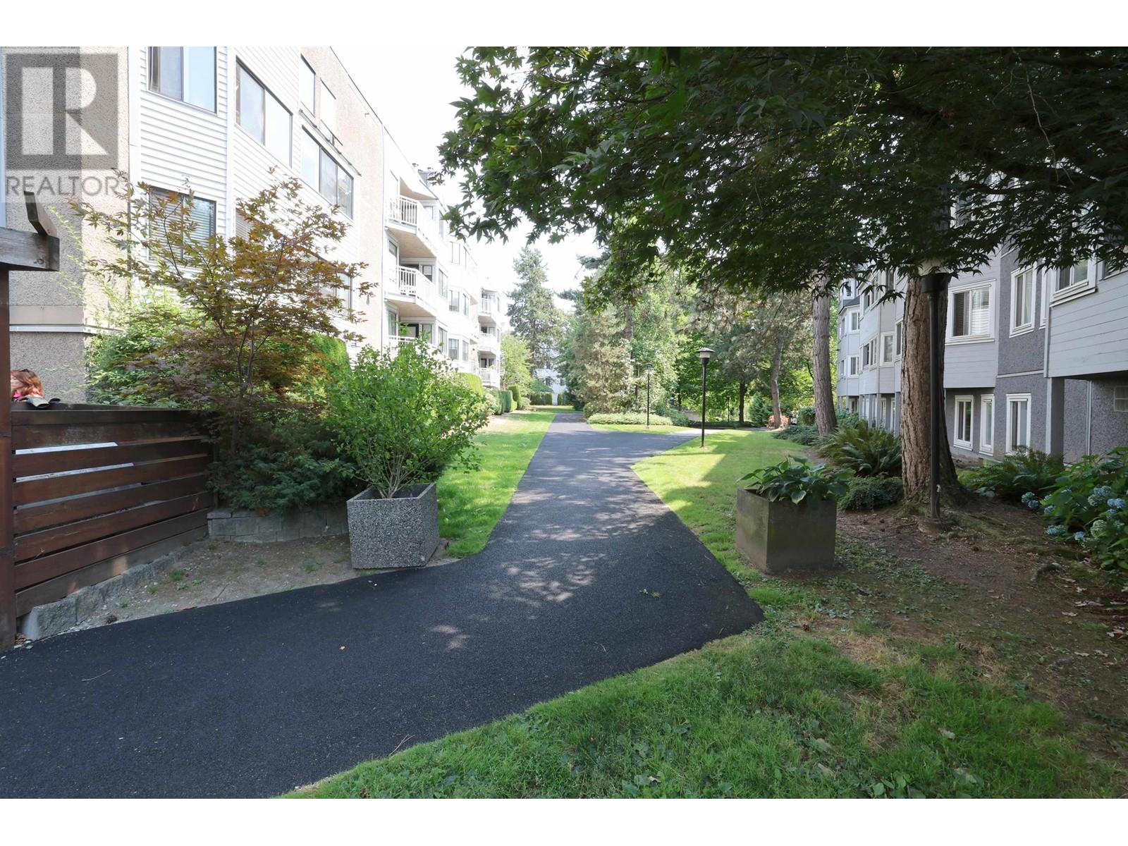 Listing Picture 2 of 20 : 301 9584 MANCHESTER DRIVE, Burnaby / 本拿比 - 魯藝地產 Yvonne Lu Group - MLS Medallion Club Member