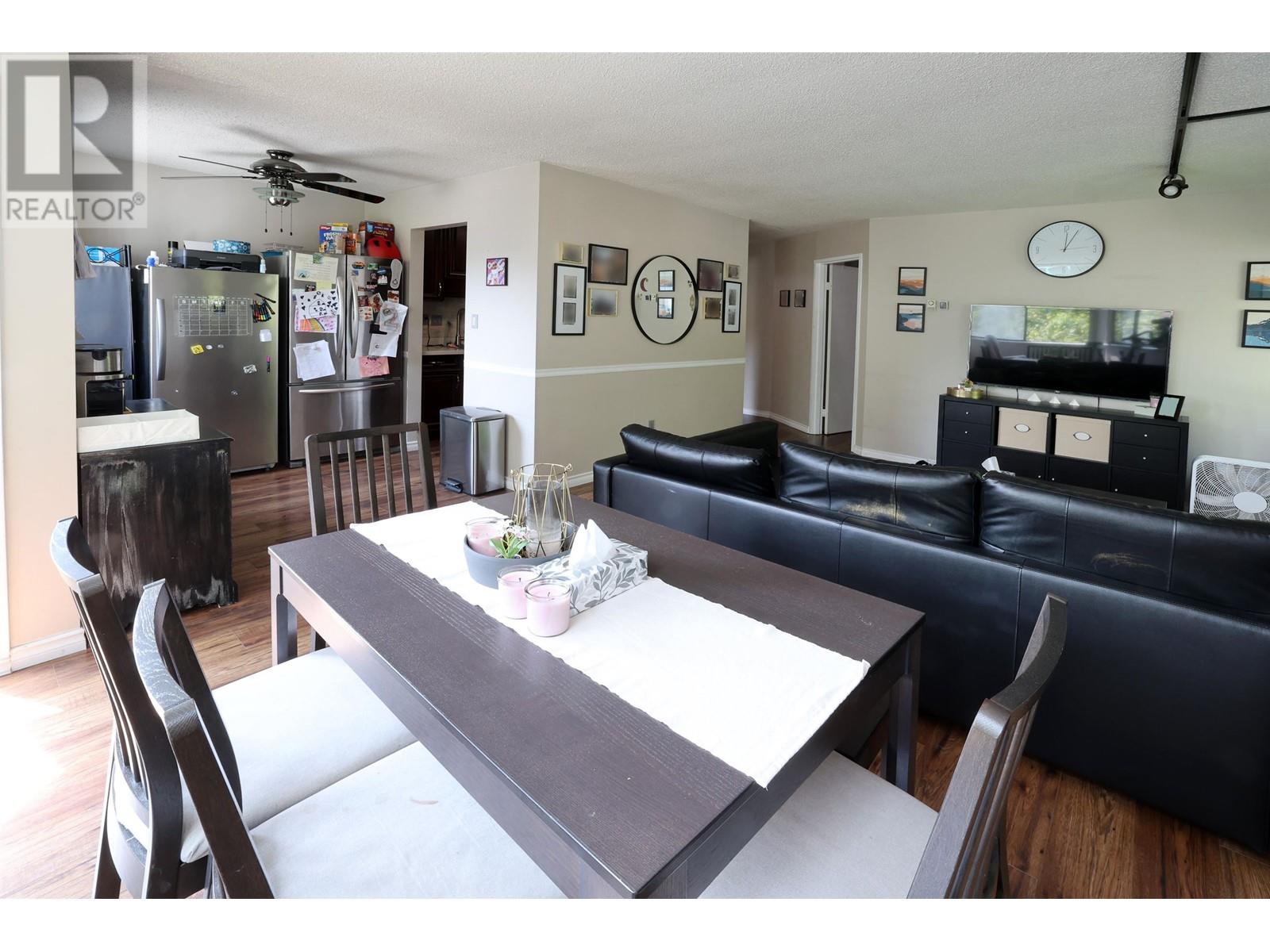 Listing Picture 8 of 20 : 301 9584 MANCHESTER DRIVE, Burnaby / 本拿比 - 魯藝地產 Yvonne Lu Group - MLS Medallion Club Member
