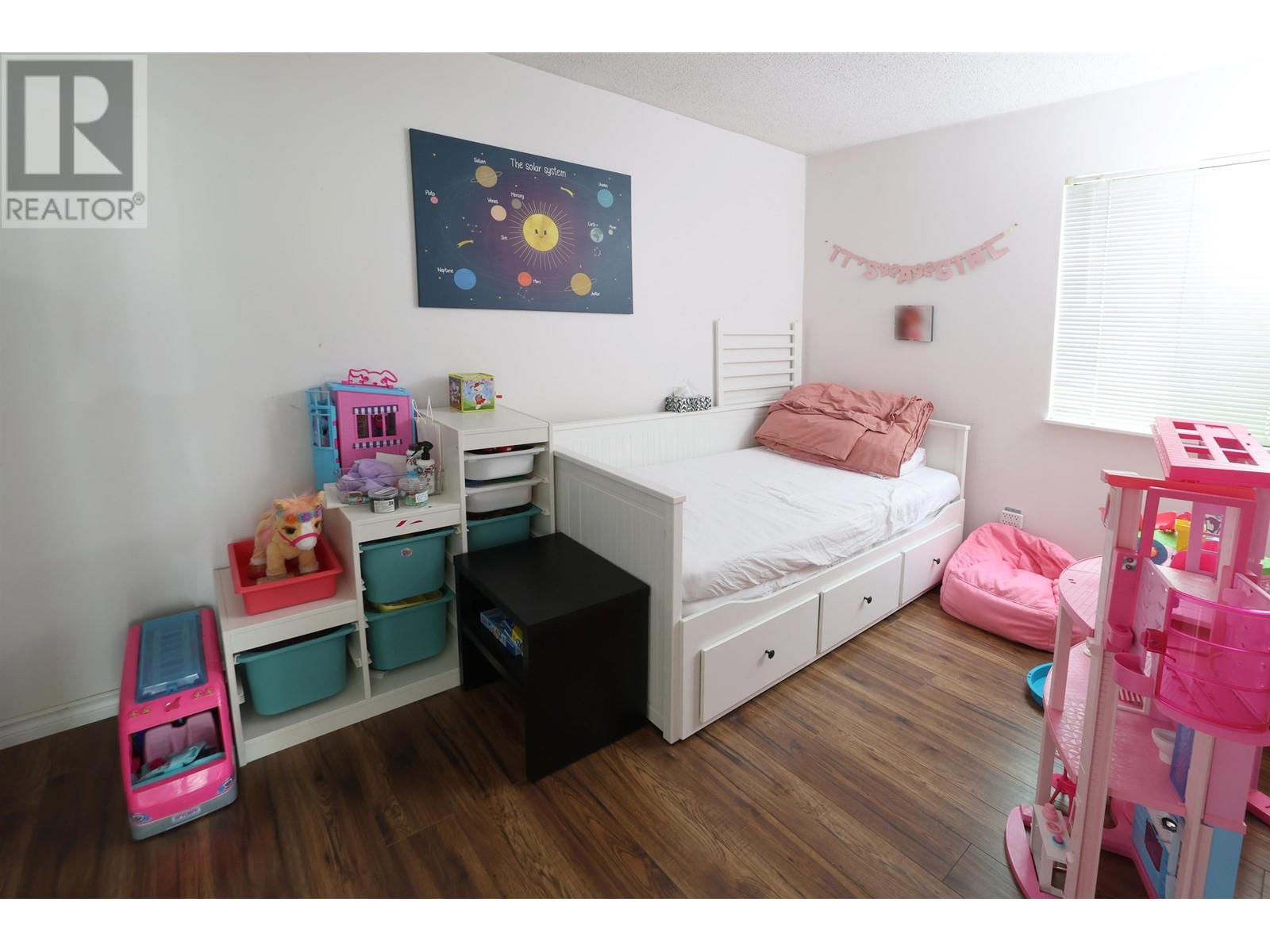 Listing Picture 10 of 20 : 301 9584 MANCHESTER DRIVE, Burnaby / 本拿比 - 魯藝地產 Yvonne Lu Group - MLS Medallion Club Member