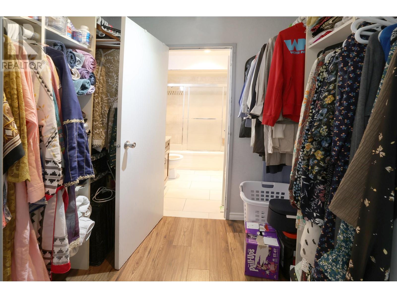Listing Picture 11 of 20 : 301 9584 MANCHESTER DRIVE, Burnaby / 本拿比 - 魯藝地產 Yvonne Lu Group - MLS Medallion Club Member
