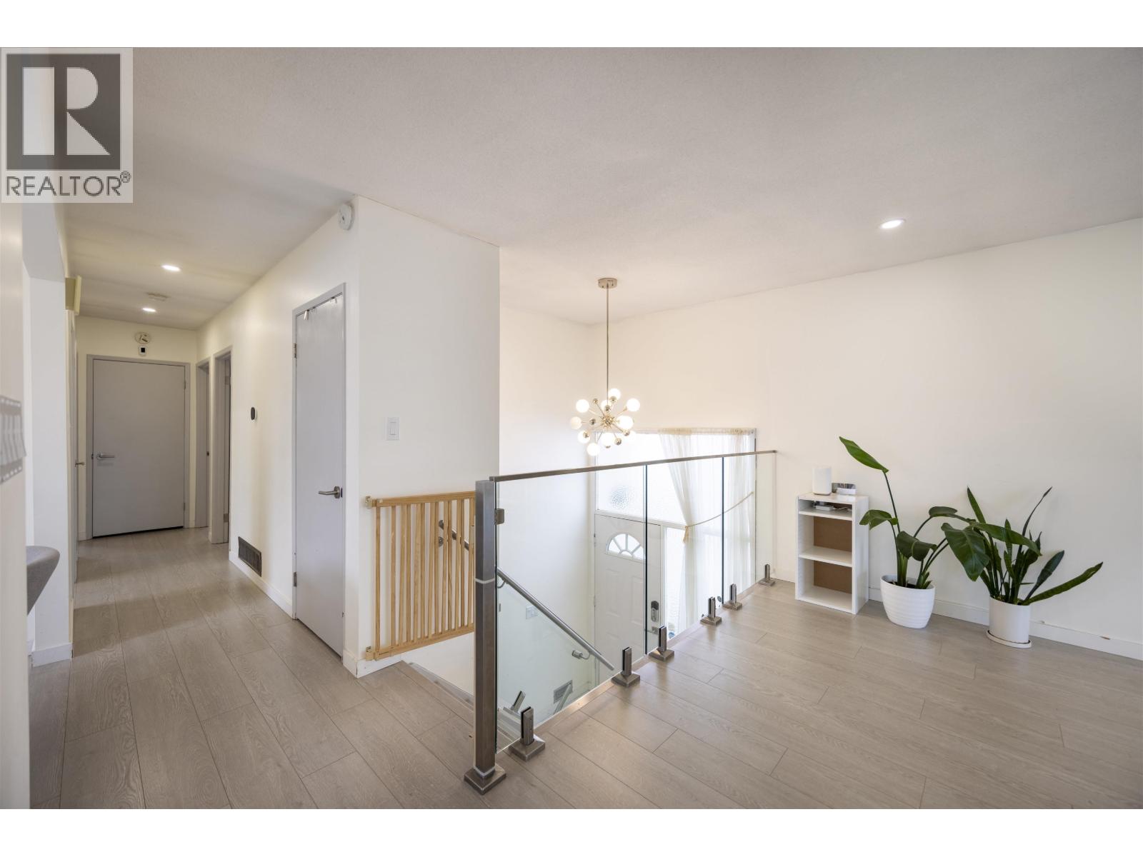 128 N Holdom Avenue, Burnaby, British Columbia  V5B 1K3 - Photo 10 - R2974934