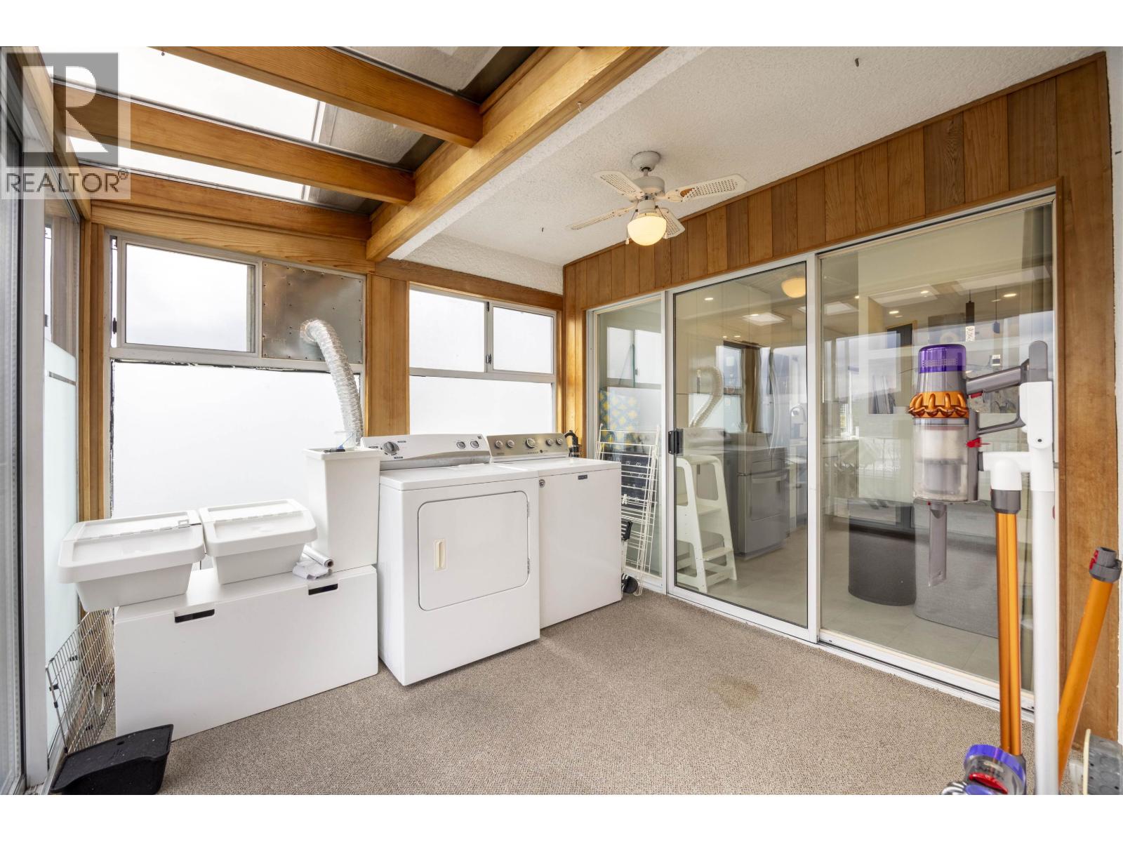 128 N Holdom Avenue, Burnaby, British Columbia  V5B 1K3 - Photo 8 - R2974934