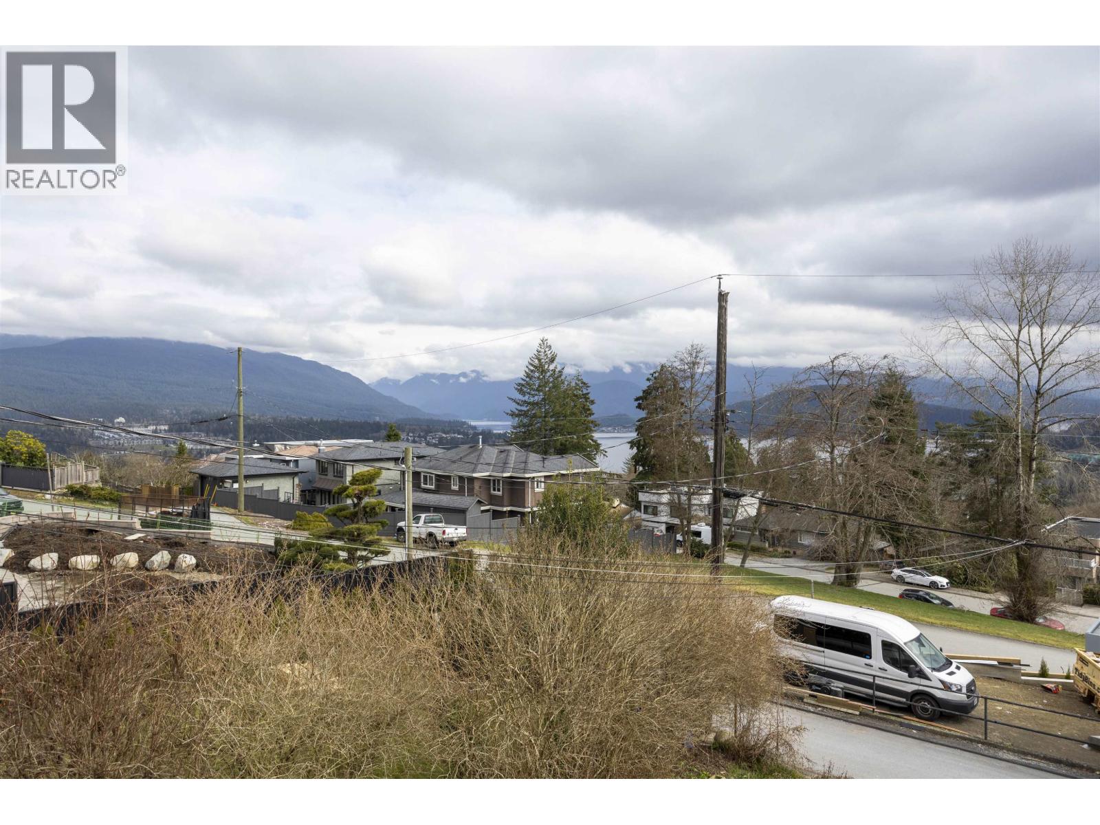 128 N Holdom Avenue, Burnaby, British Columbia  V5B 1K3 - Photo 7 - R2974934
