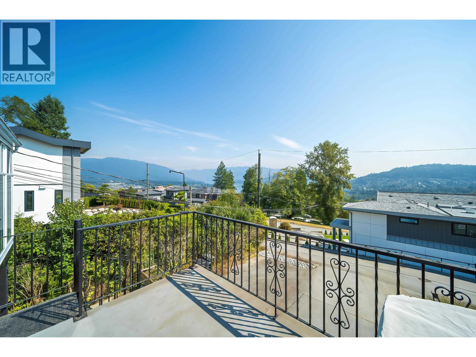 128 N Holdom Avenue, Burnaby, British Columbia  V5B 1K3 - Photo 2 - R2974934