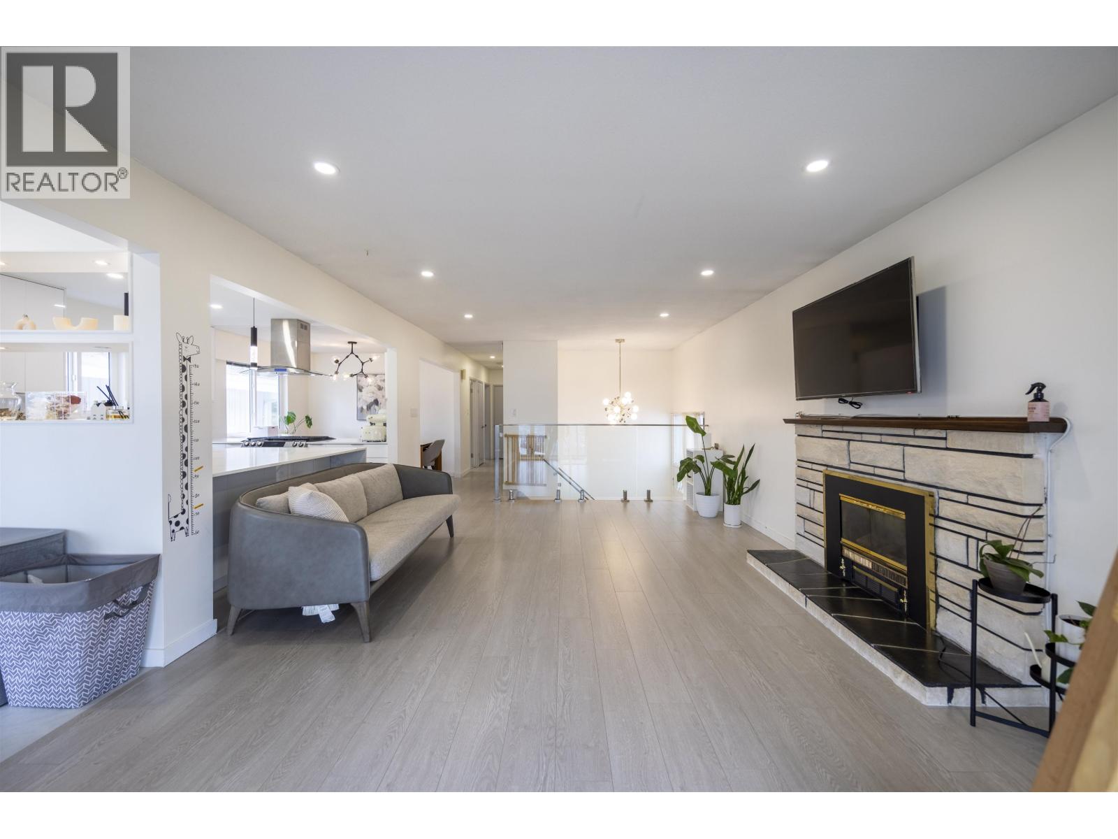 128 N Holdom Avenue, Burnaby, British Columbia  V5B 1K3 - Photo 11 - R2974934