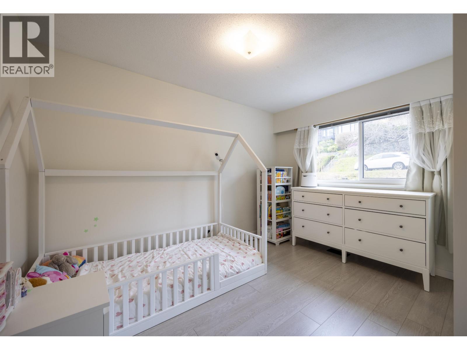 128 N Holdom Avenue, Burnaby, British Columbia  V5B 1K3 - Photo 17 - R2974934