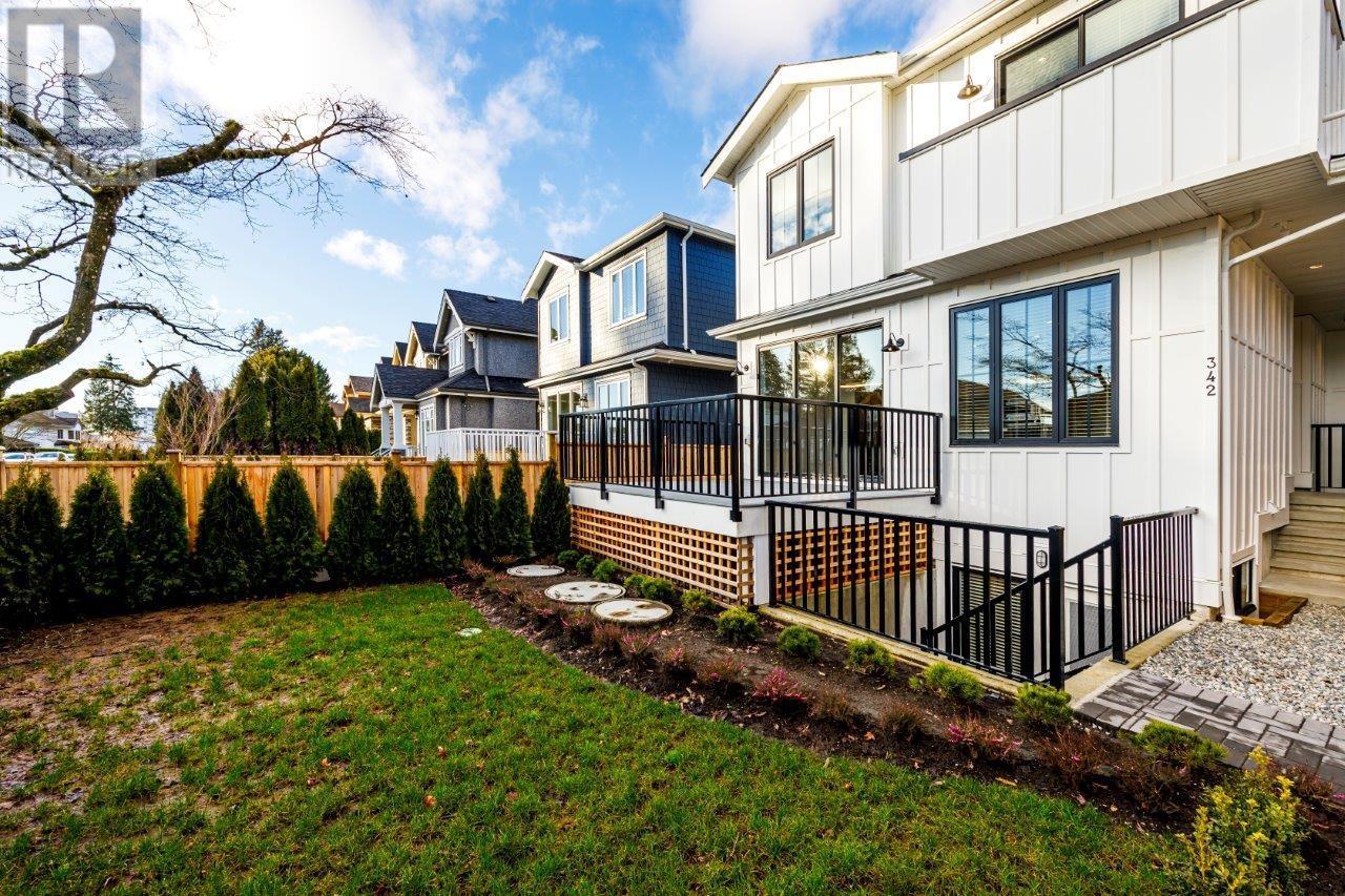 342 E 17th Street, North Vancouver, British Columbia  V7L 2V9 - Photo 2 - R2966725