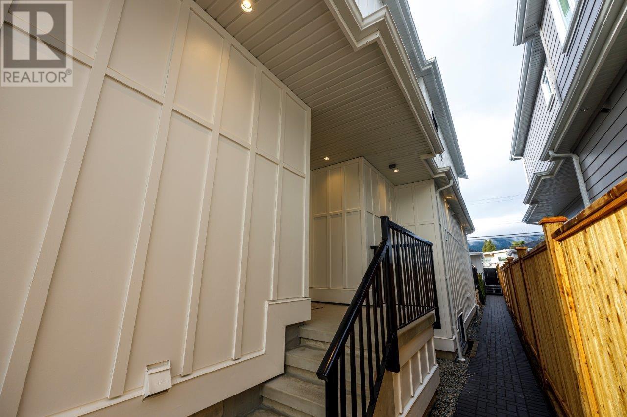 342 E 17th Street, North Vancouver, British Columbia  V7L 2V9 - Photo 3 - R2966725