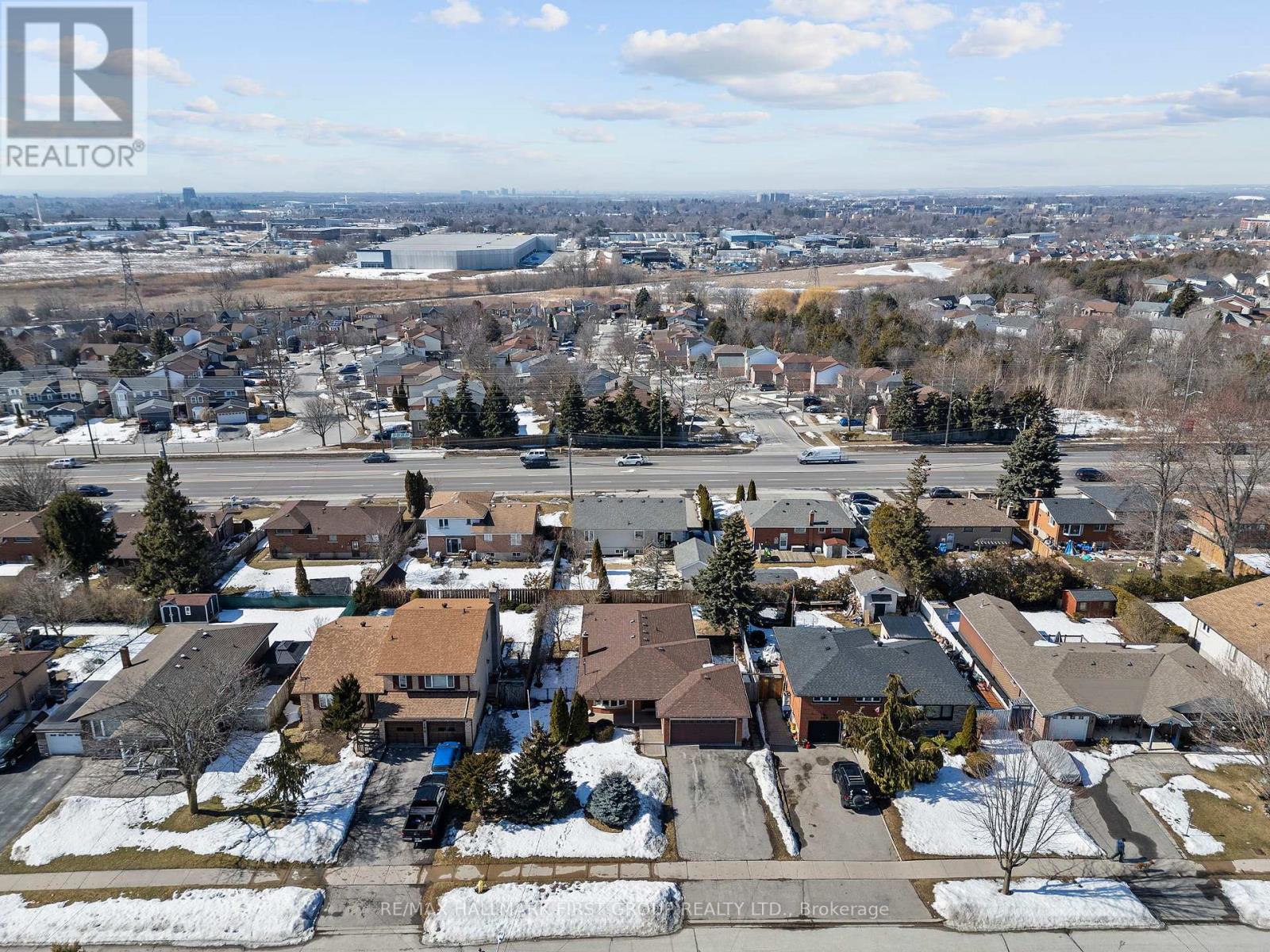 Property at 102 APPLEWOOD CRESCENT image 3