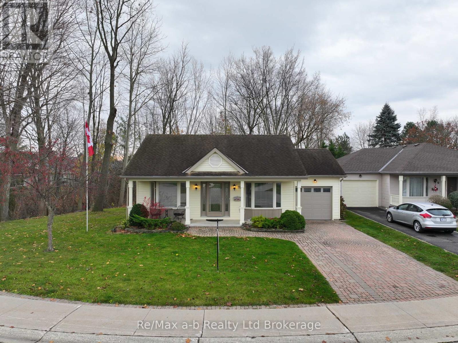 11 Mcdonald Court, Tillsonburg, Ontario  N4G 5L8 - Photo 2 - X12018810