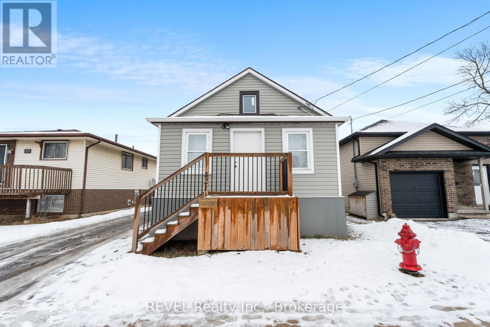 421 Wright Street, Welland, Ontario  L3B 2K6 - Photo 2 - X12019076