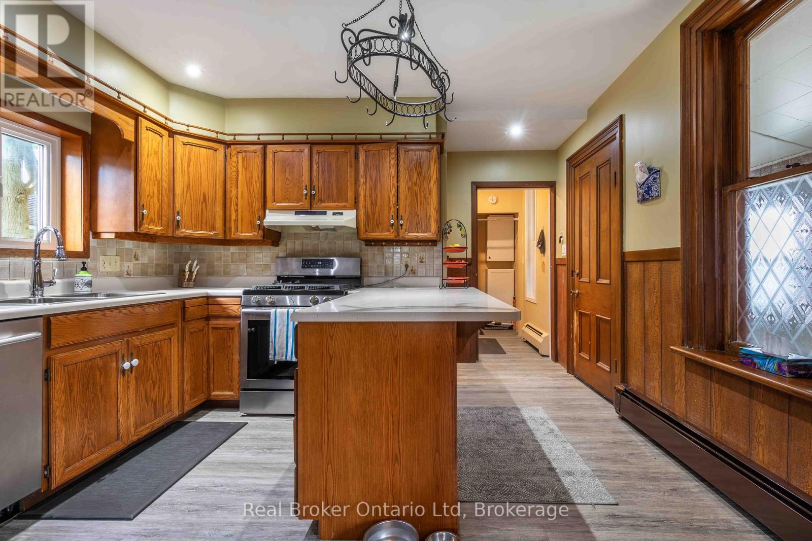 Property at 164 QUEEN STREET N image 5