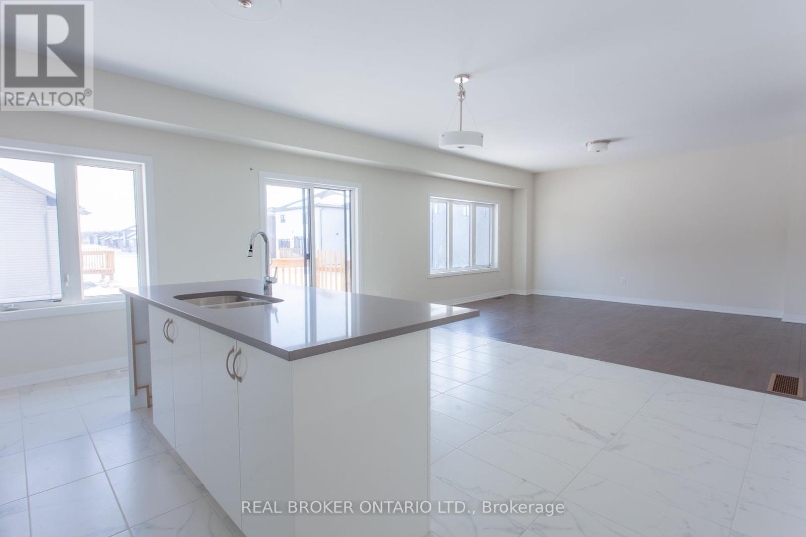 3186 Searidge Street, Severn, Ontario  L3V 8R1 - Photo 11 - E12019095