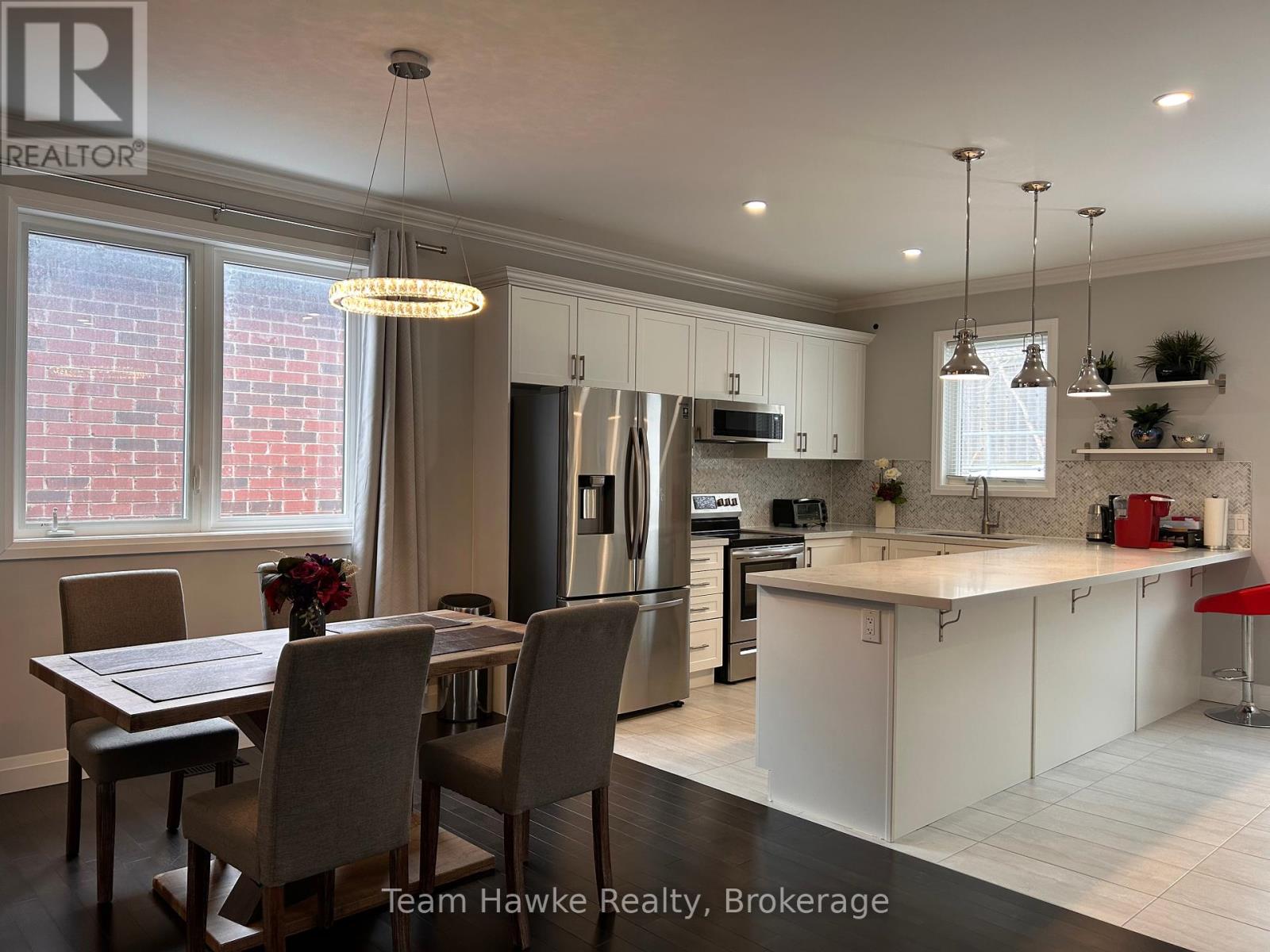 152 Bishop Drive, Barrie, Ontario  L4N 6X8 - Photo 2 - S12019211