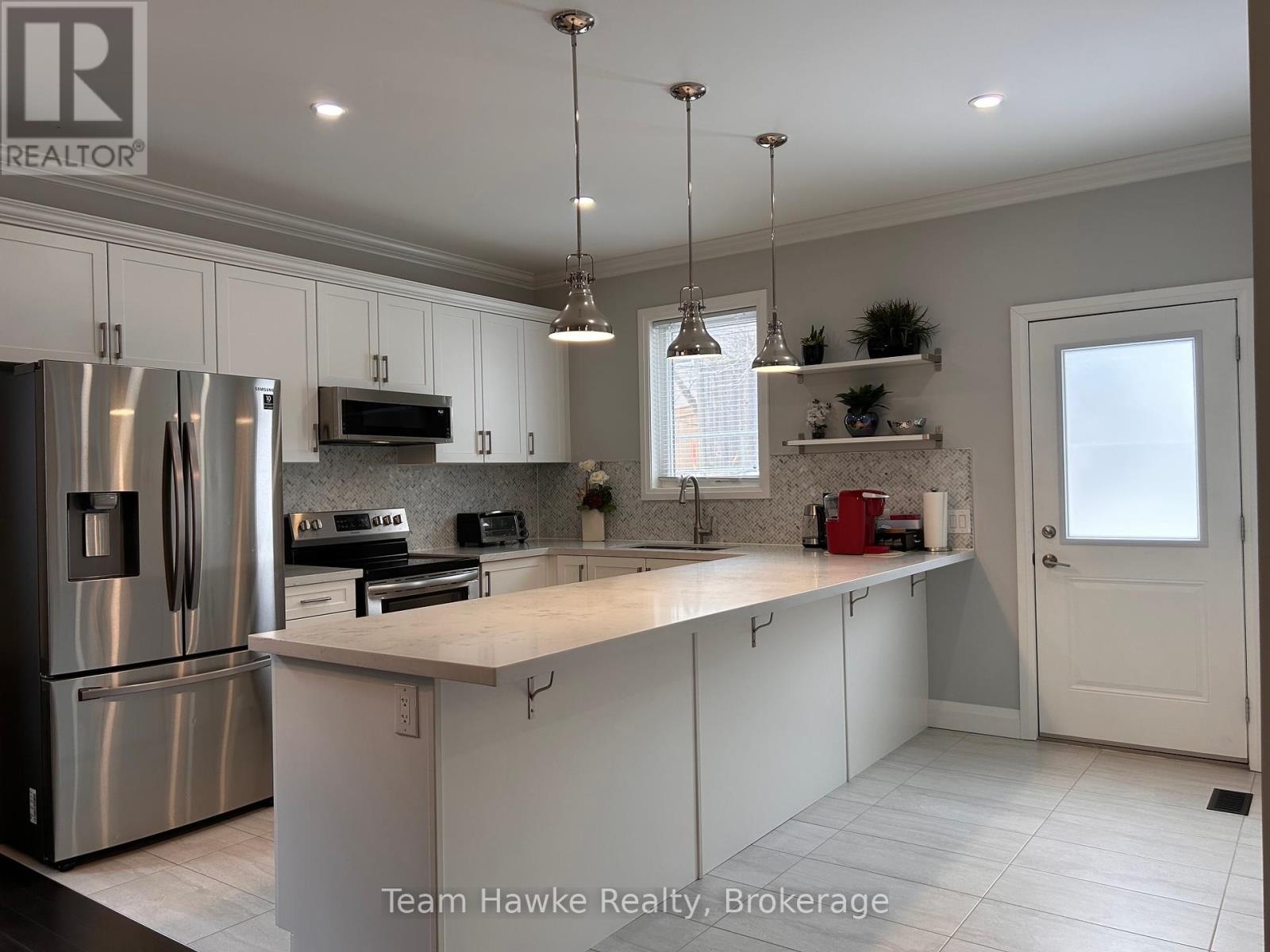 152 Bishop Drive, Barrie, Ontario  L4N 6X8 - Photo 5 - S12019211