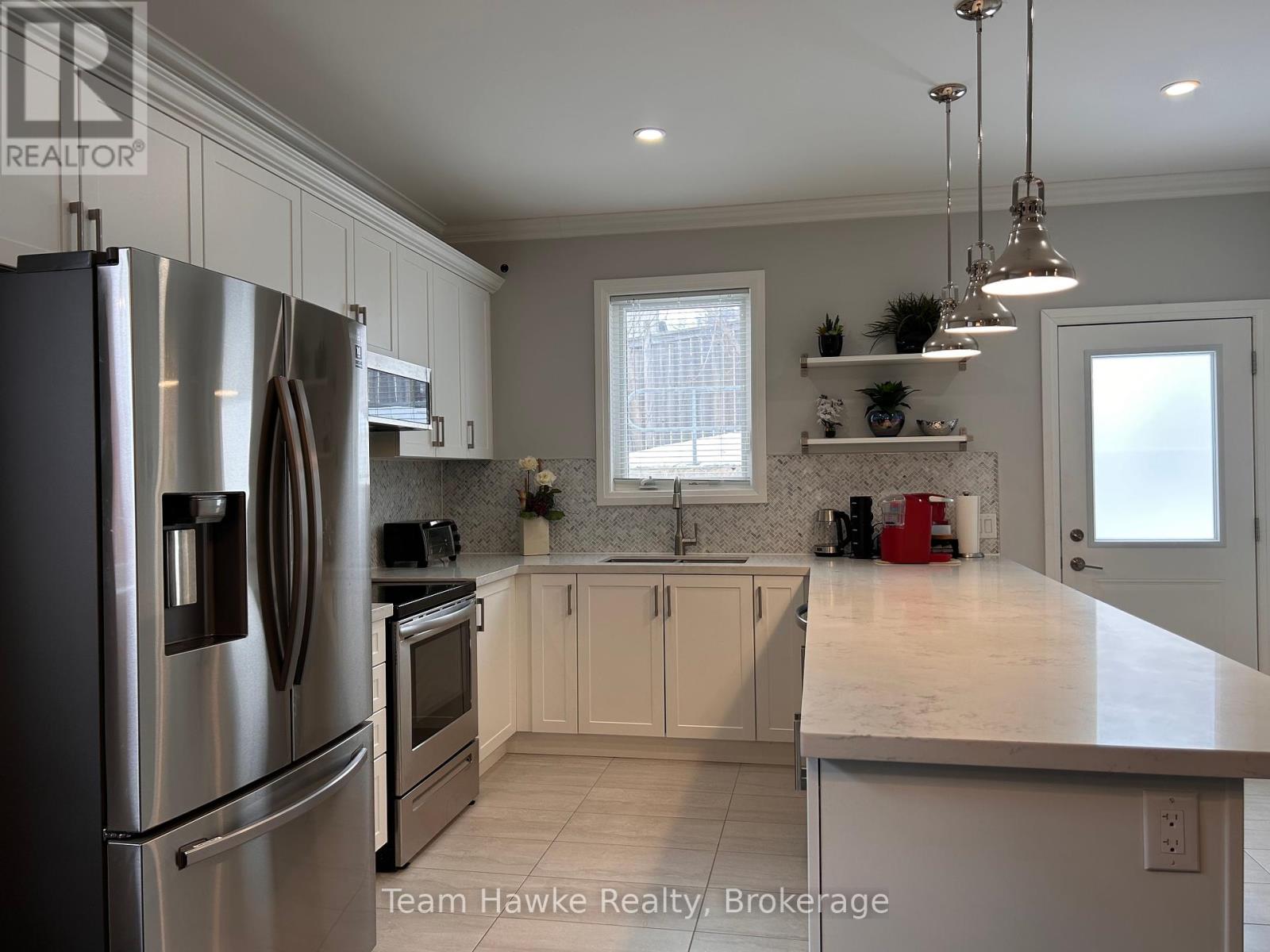 152 Bishop Drive, Barrie, Ontario  L4N 6X8 - Photo 6 - S12019211
