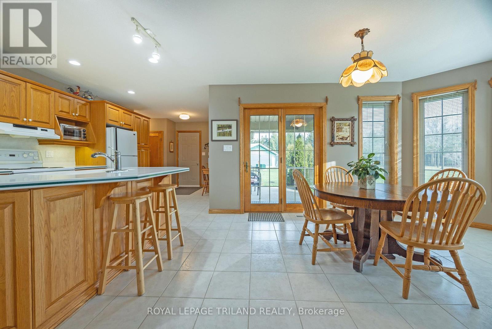22164 Dundonald Road, Southwest Middlesex, Ontario  N0L 1M0 - Photo 10 - X11889671