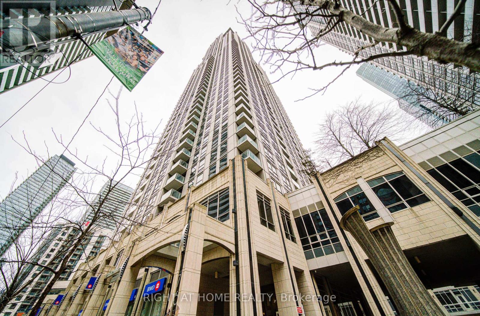 2013 - 763 BAY STREET, Toronto, Ontario