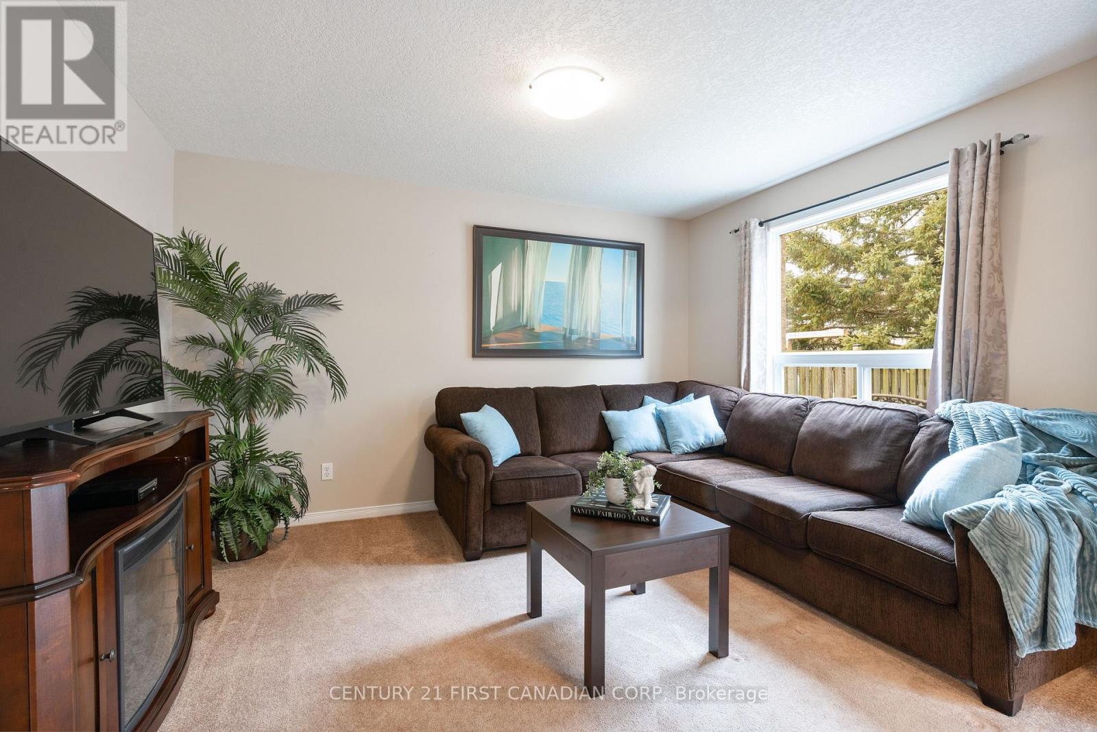 Photo 14 of 48 for 2067 Foxwood Avenue