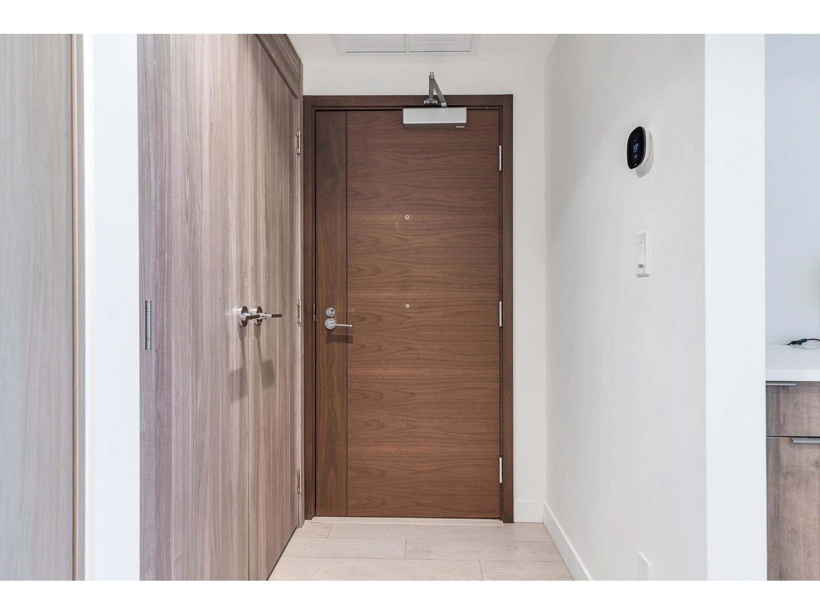 1805 9887 Whalley Boulevard, Surrey, British Columbia  V3T 0P4 - Photo 2 - R2976063