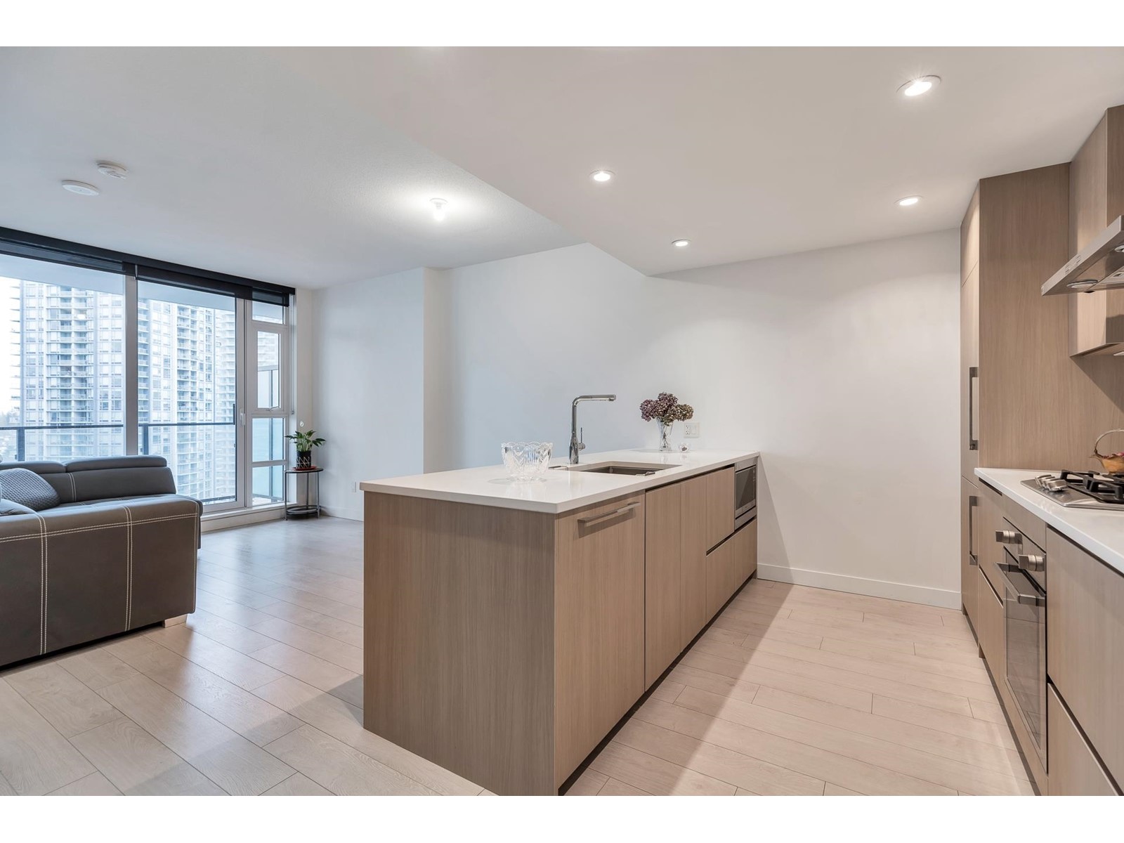 1805 9887 Whalley Boulevard, Surrey, British Columbia  V3T 0P4 - Photo 3 - R2976063