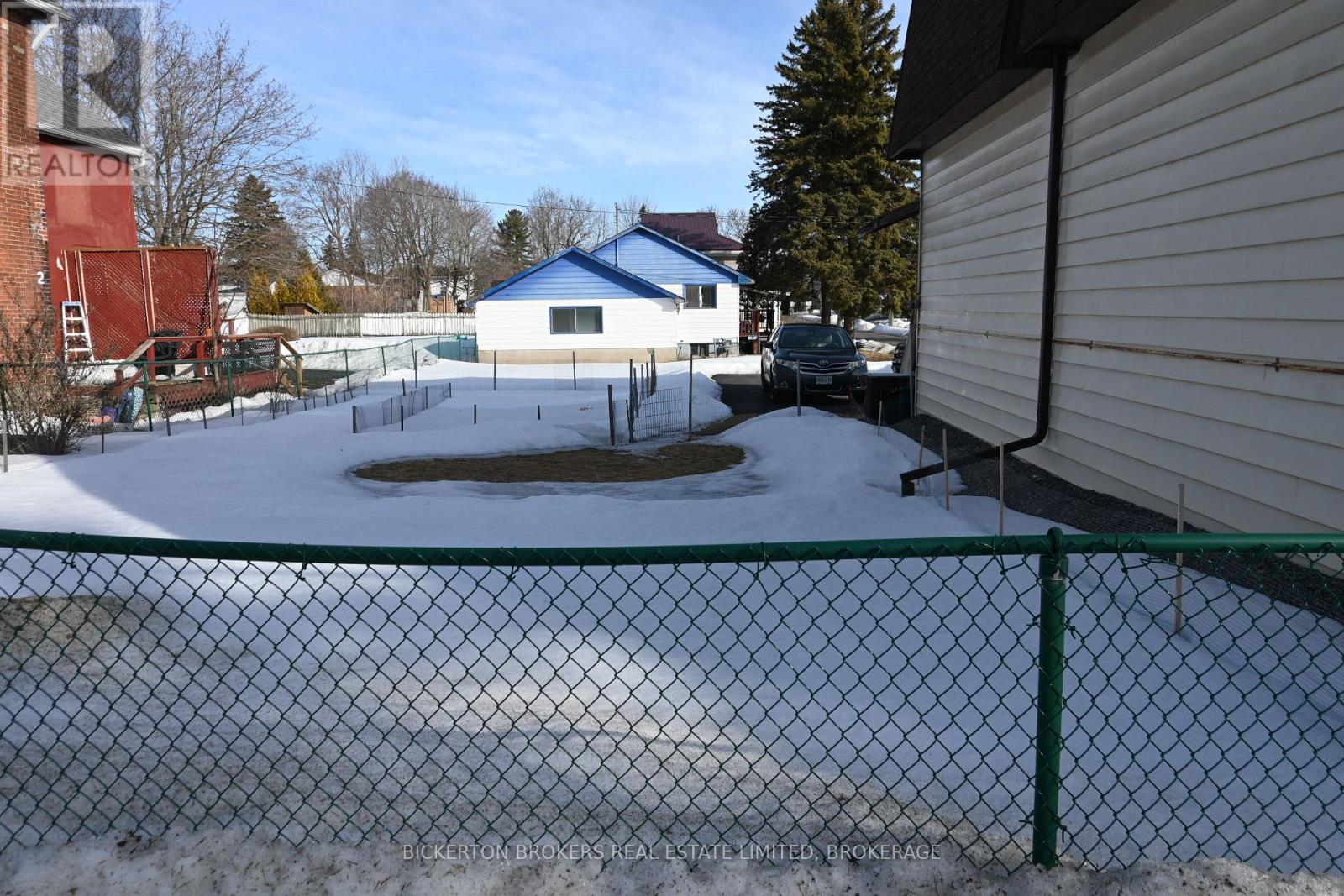 Property at 400 KING STREET W image 2