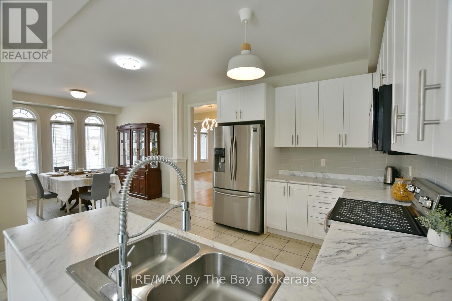 52 Pearl Street, Wasaga Beach, Ontario  L9Z 0G8 - Photo 12 - S12019668