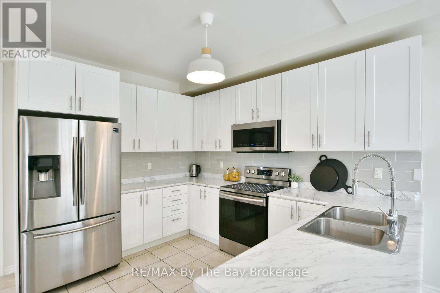 52 Pearl Street, Wasaga Beach, Ontario  L9Z 0G8 - Photo 13 - S12019668