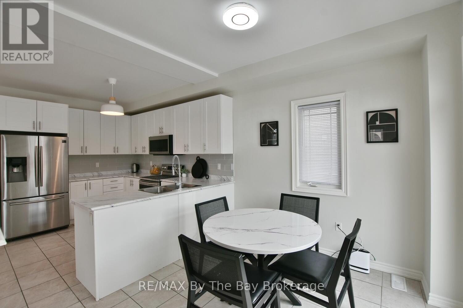52 Pearl Street, Wasaga Beach, Ontario  L9Z 0G8 - Photo 15 - S12019668