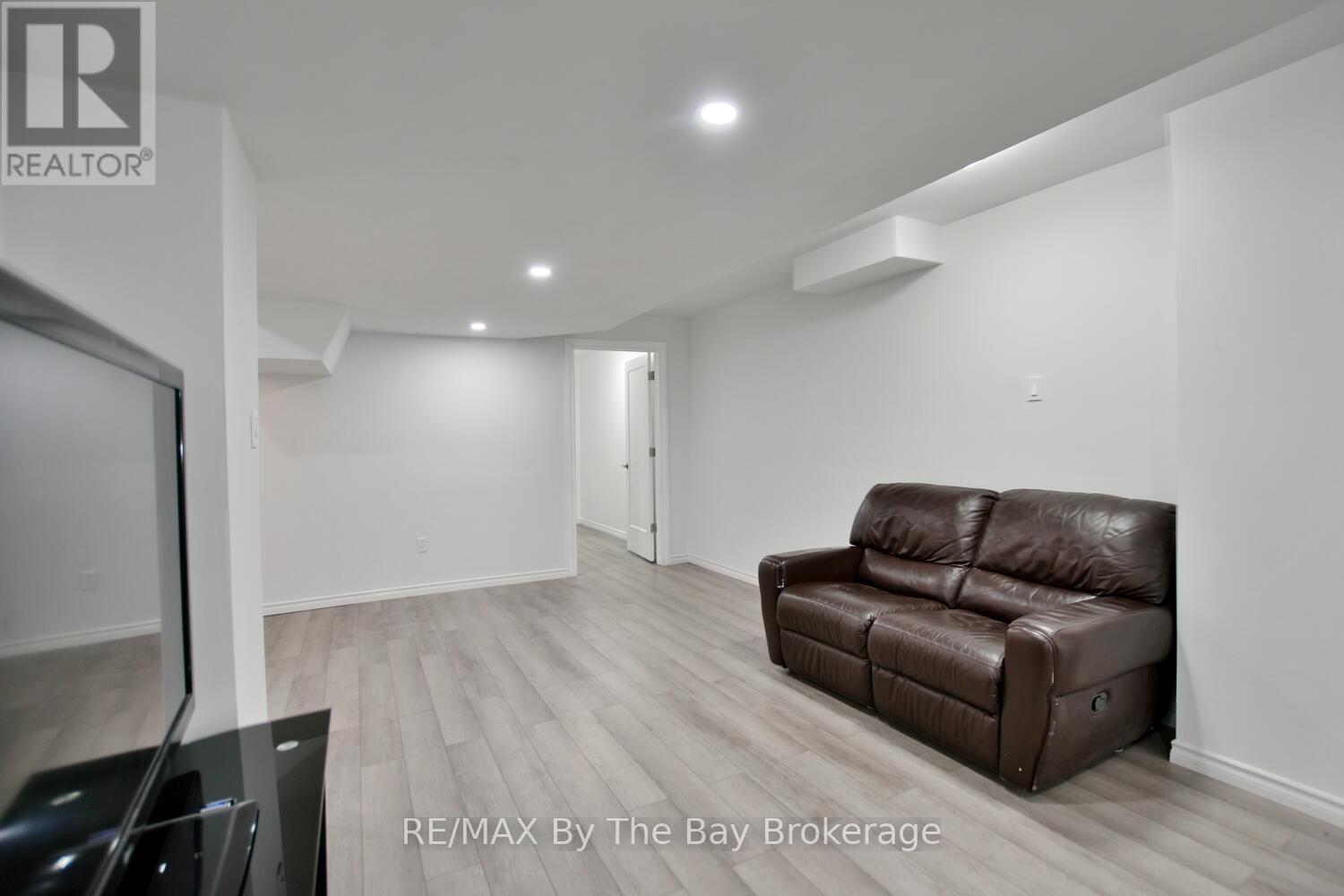 52 Pearl Street, Wasaga Beach, Ontario  L9Z 0G8 - Photo 25 - S12019668