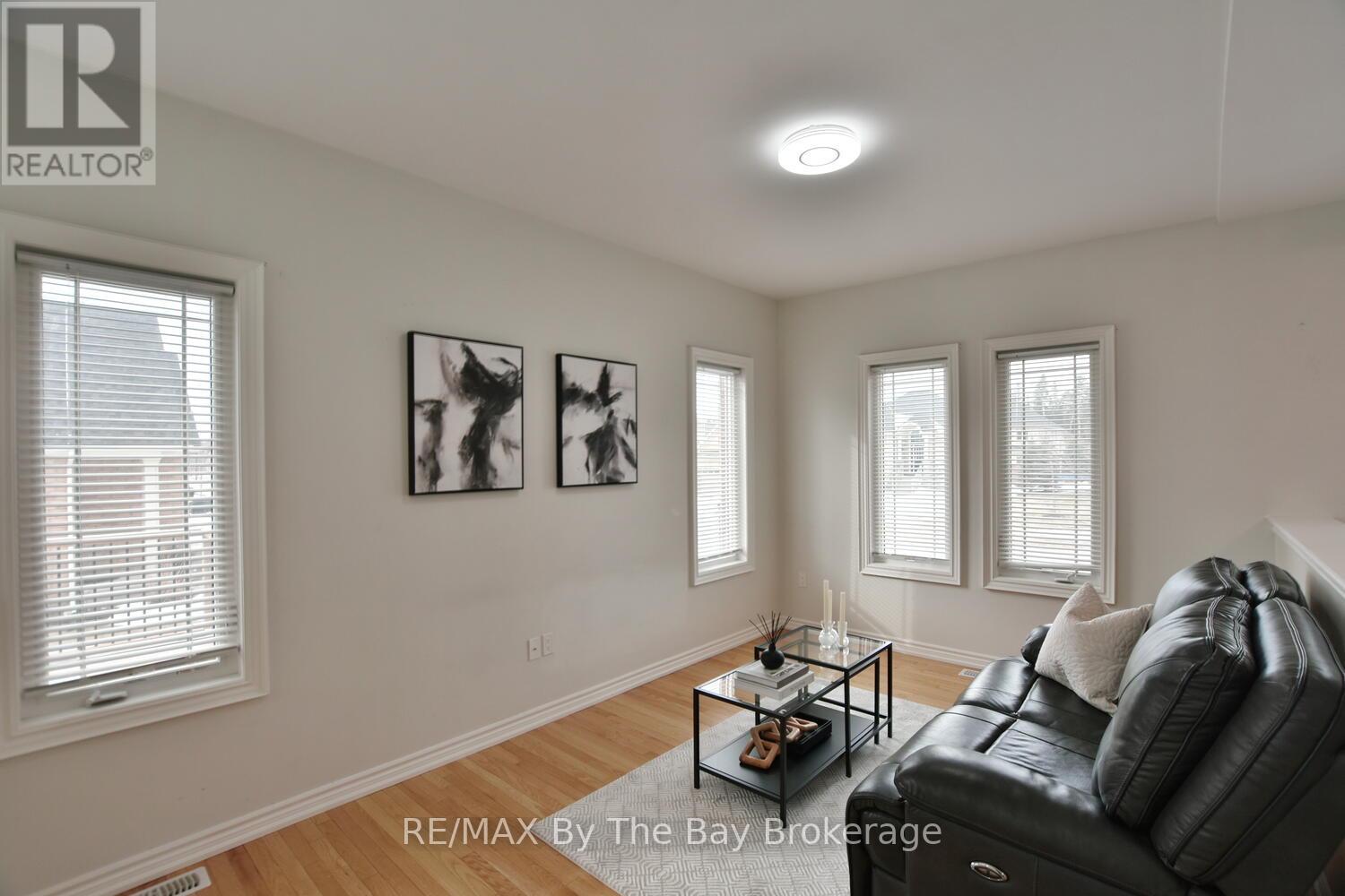 52 Pearl Street, Wasaga Beach, Ontario  L9Z 0G8 - Photo 8 - S12019668