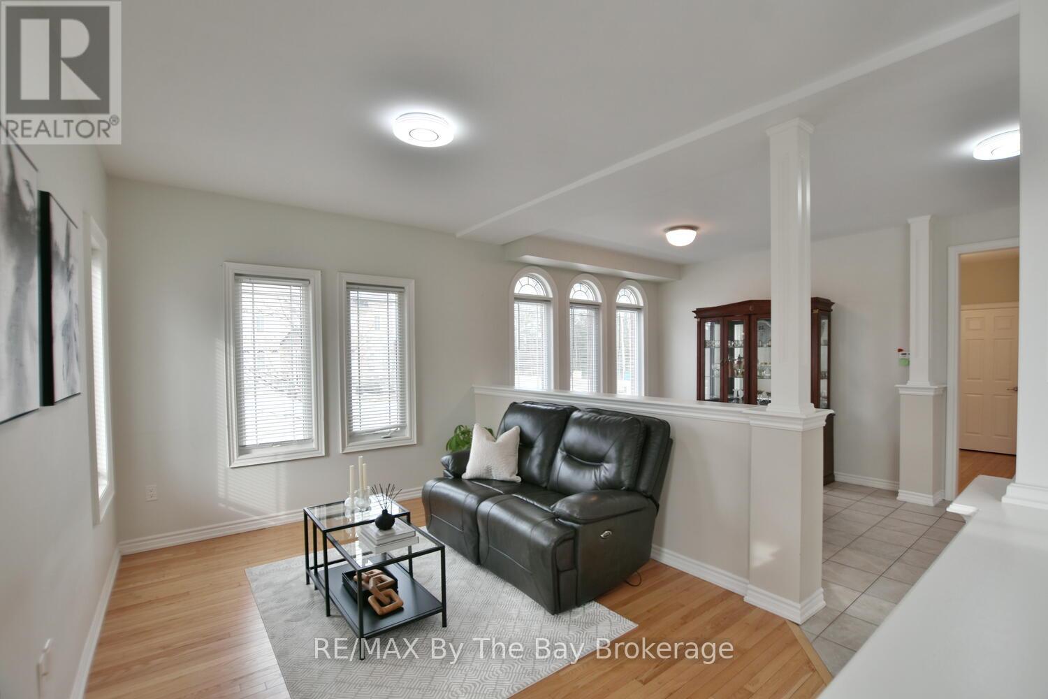 52 Pearl Street, Wasaga Beach, Ontario  L9Z 0G8 - Photo 9 - S12019668