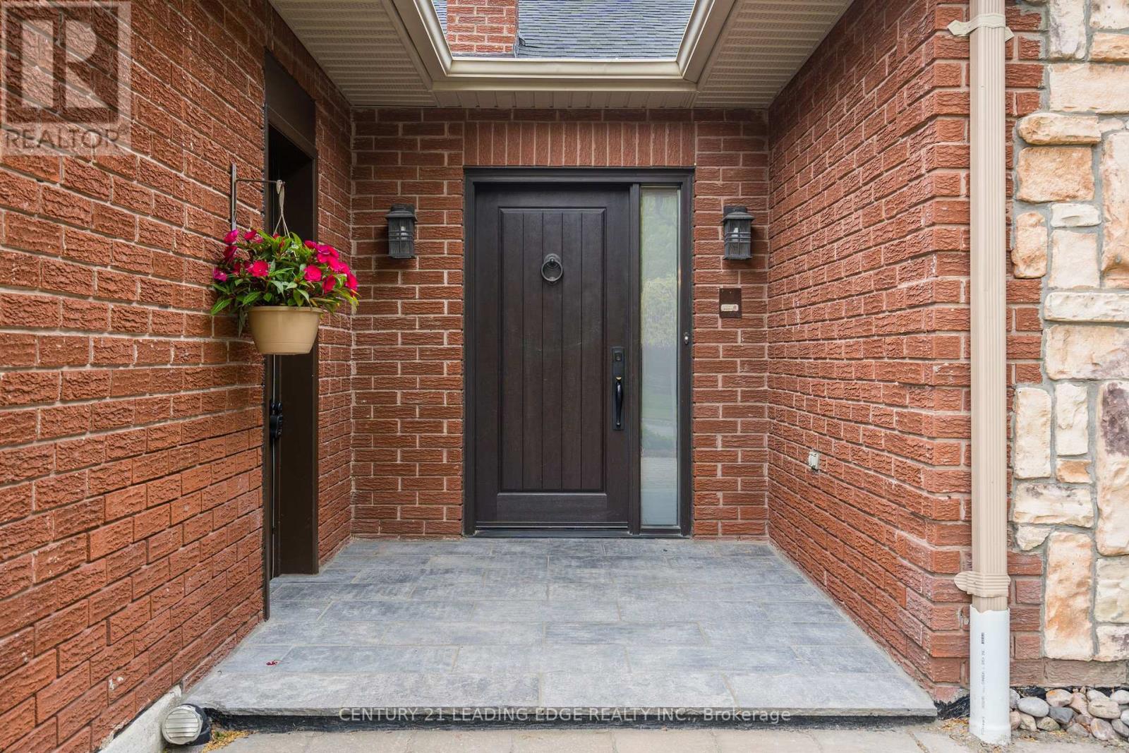 250 Lori Avenue, Whitchurch-Stouffville (Stouffville), Ontario  L4A 6C7 - Photo 3 - N12001730