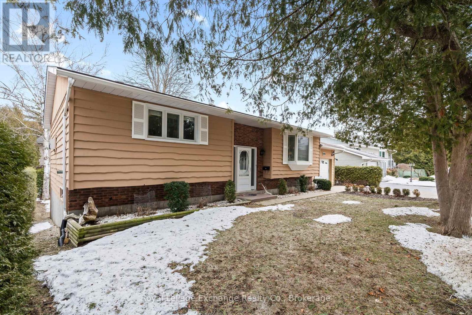 929 Saugeen Street, Kincardine, Ontario  N2Z 1A9 - Photo 3 - X12019893