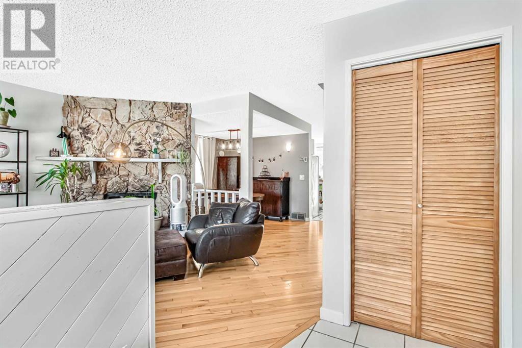 116 Woodfield Green Sw, Calgary, Alberta  T2W 3T9 - Photo 2 - A2201755